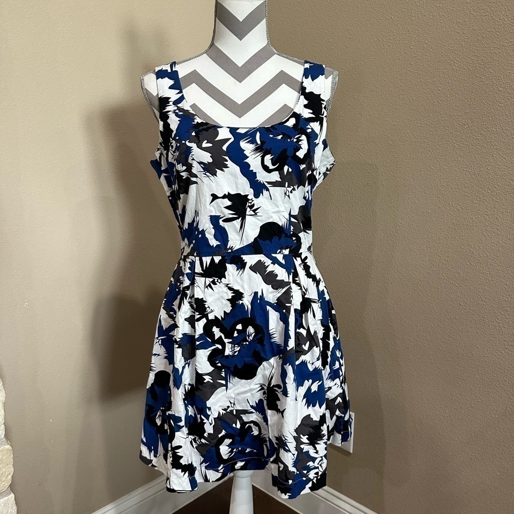 Women’s sleeveless floral mini dress